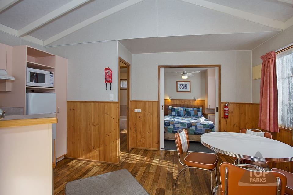 Superior Cabin, 1 Bedroom | In-room dining