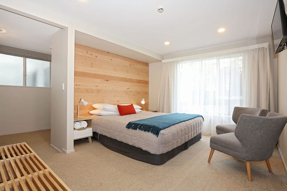 King Ensuite Room, Non Smoking  | Soundproofing, iron/ironing board (on request), WiFi (free), bed sheets