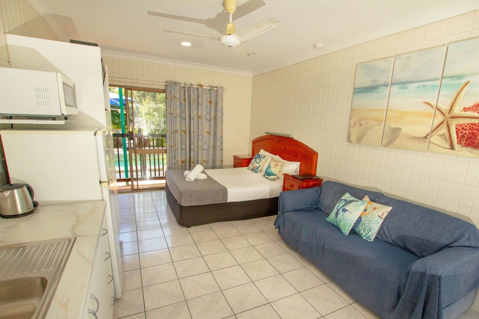 Queen Bed With Sofa | In-room safe, iron/ironing board (on request), WiFi (free), bed sheets