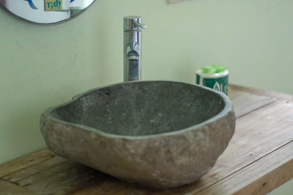 Deluxe Room, Pool View | Bathroom | Shower, free toiletries, bidet, towels