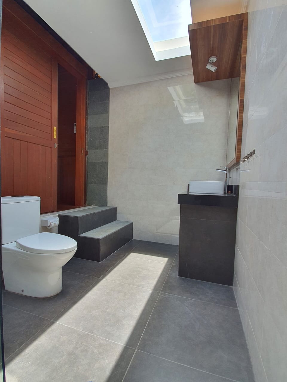 Classic Bungalow | Bathroom | Shower, free toiletries, bidet, towels
