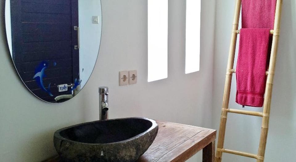 Deluxe Room, Pool View | Bathroom | Shower, free toiletries, bidet, towels