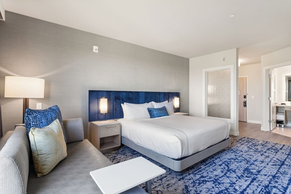 Standard Room, 1 King Bed, Accessible, Non Smoking (Communications, Day Bed) | Desk, laptop workspace, bed sheets