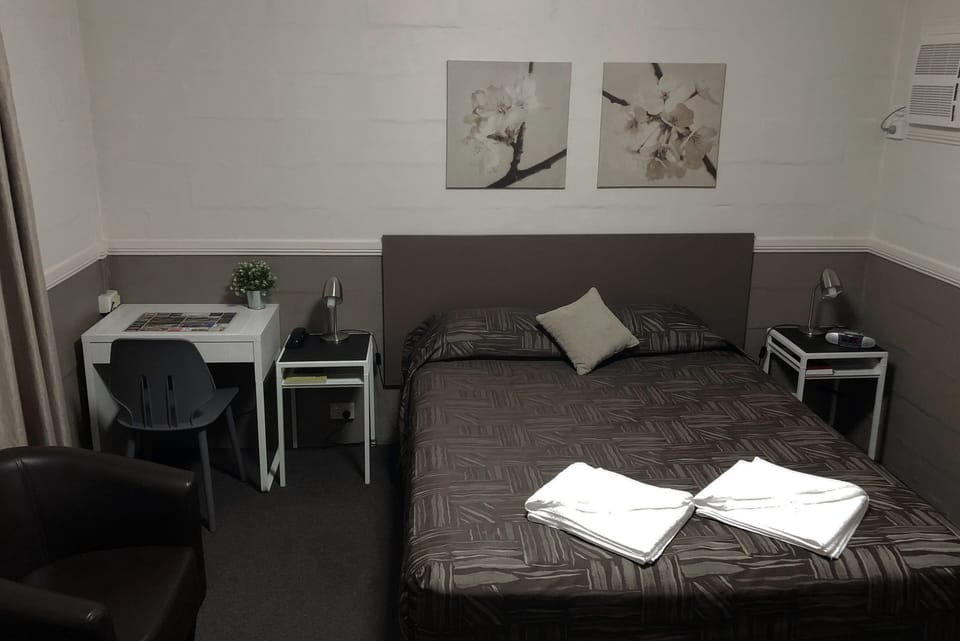 Deluxe Studio, Non Smoking (Deluxe Studio Room) | Soundproofing, iron/ironing board, WiFi (free), bed sheets