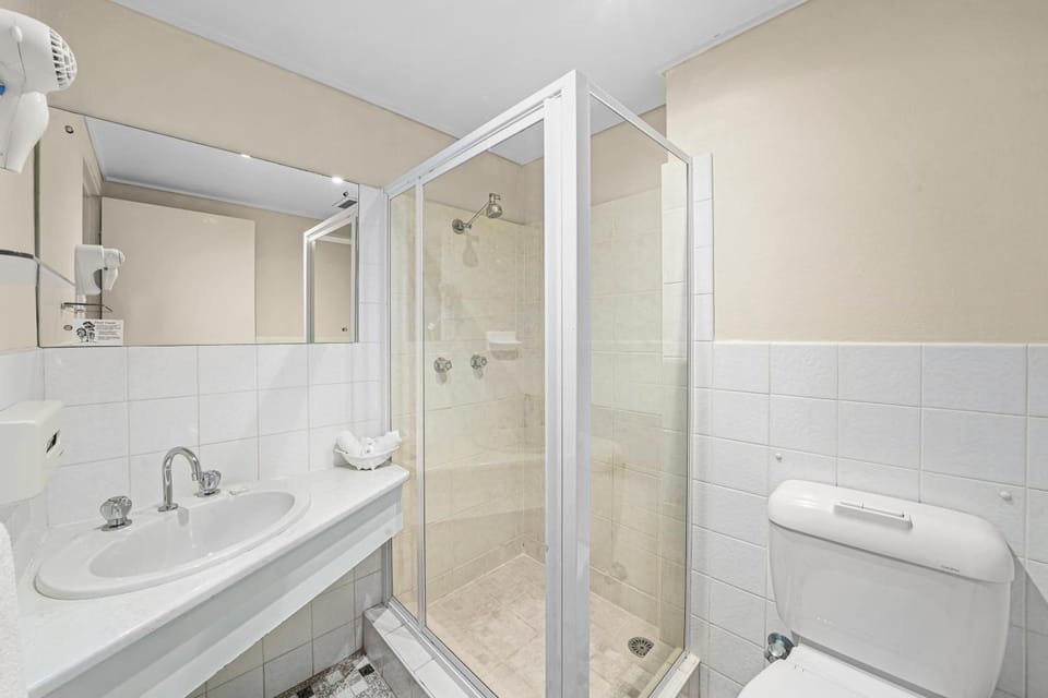 Shower, hair dryer, towels