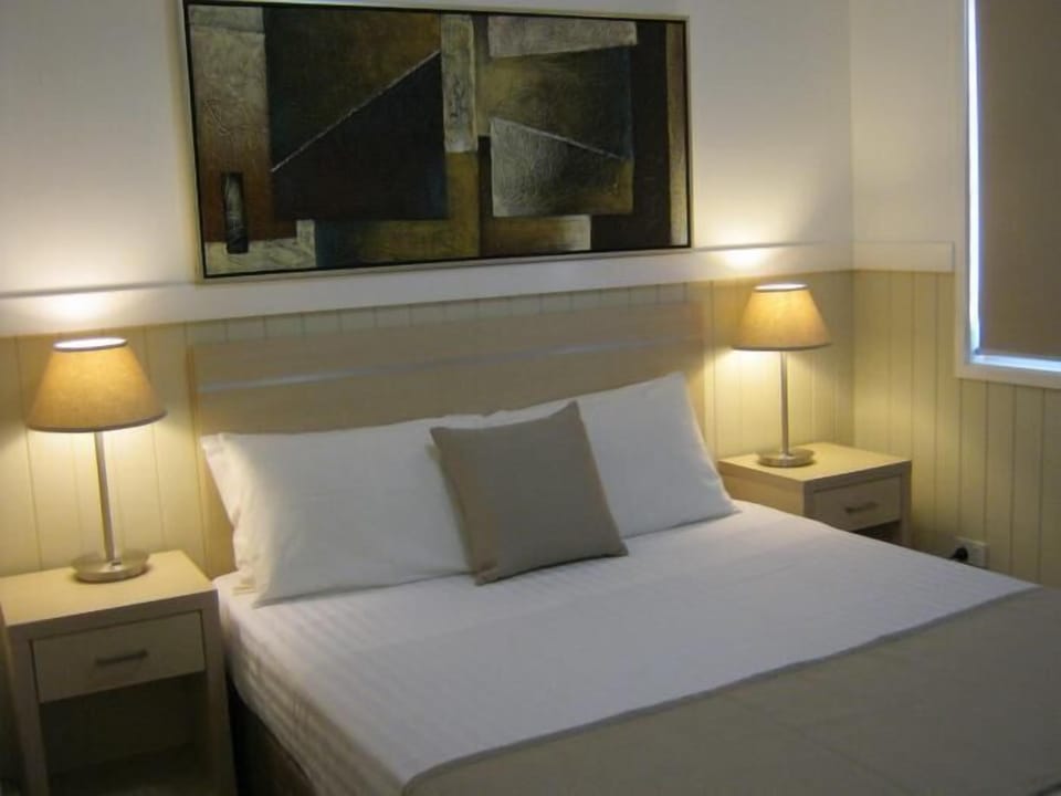 Iron/ironing board, bed sheets