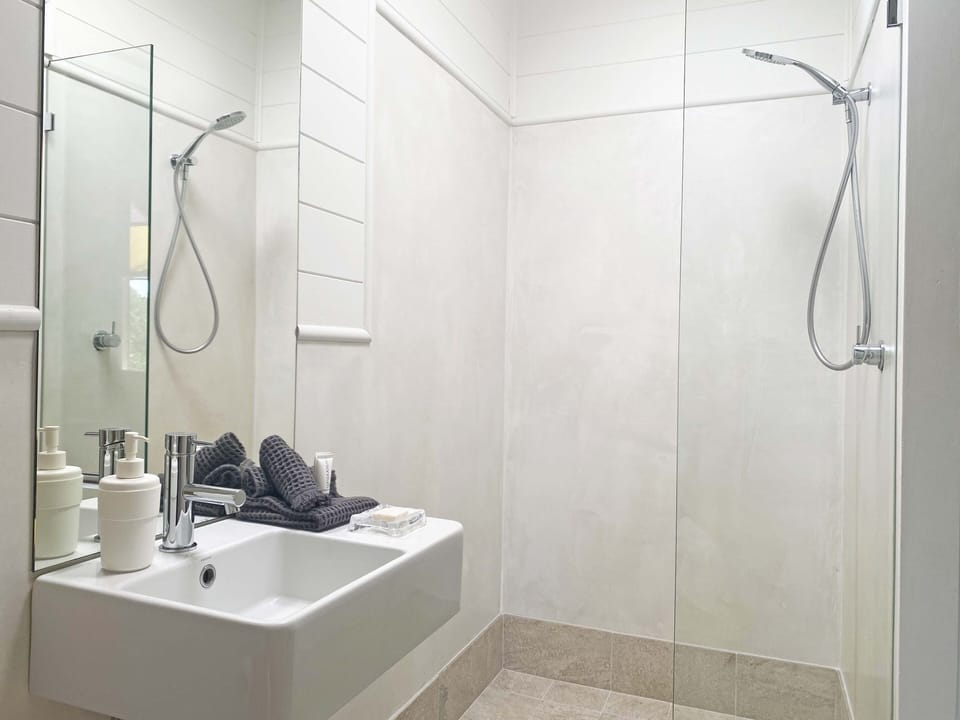 Queen Room, Shared Bathroom, 2 Night Min. Stay | Bathroom | Shower, free toiletries, hair dryer, towels