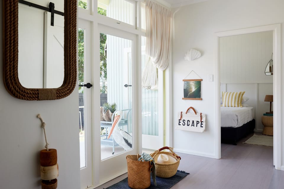 House | Premium bedding, desk, laptop workspace, WiFi (free)