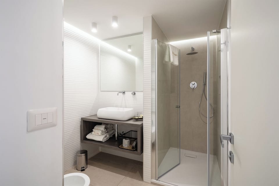 Superior Double or Twin Room | Bathroom | Shower, rainfall showerhead, free toiletries, hair dryer