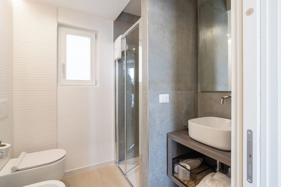 Comfort Double or Twin Room | Bathroom | Shower, rainfall showerhead, free toiletries, hair dryer