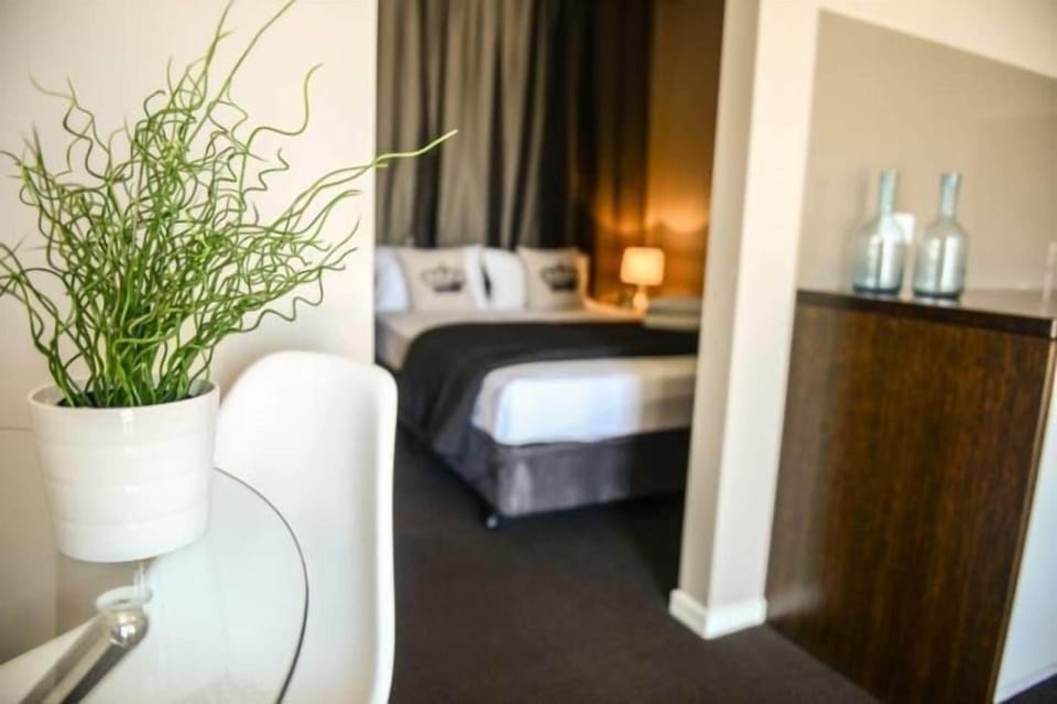 Executive Suite, 1 Bedroom, Non Smoking, Kitchenette | Living area | Flat-screen TV