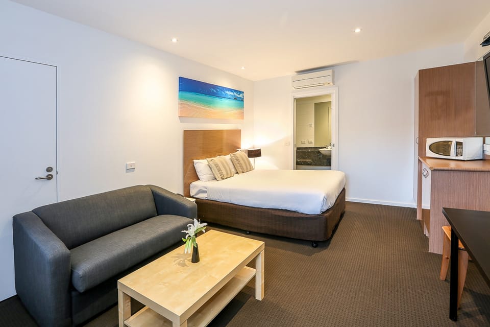 Desk, soundproofing, iron/ironing board, free WiFi