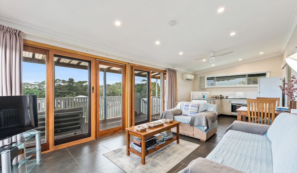 Seaview Suite King & Spa | Living area | TV
