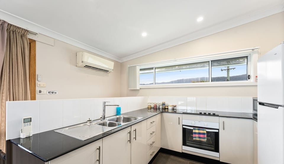 Seaview Suite King & Spa | Private kitchen | Electric kettle, toaster, dining tables
