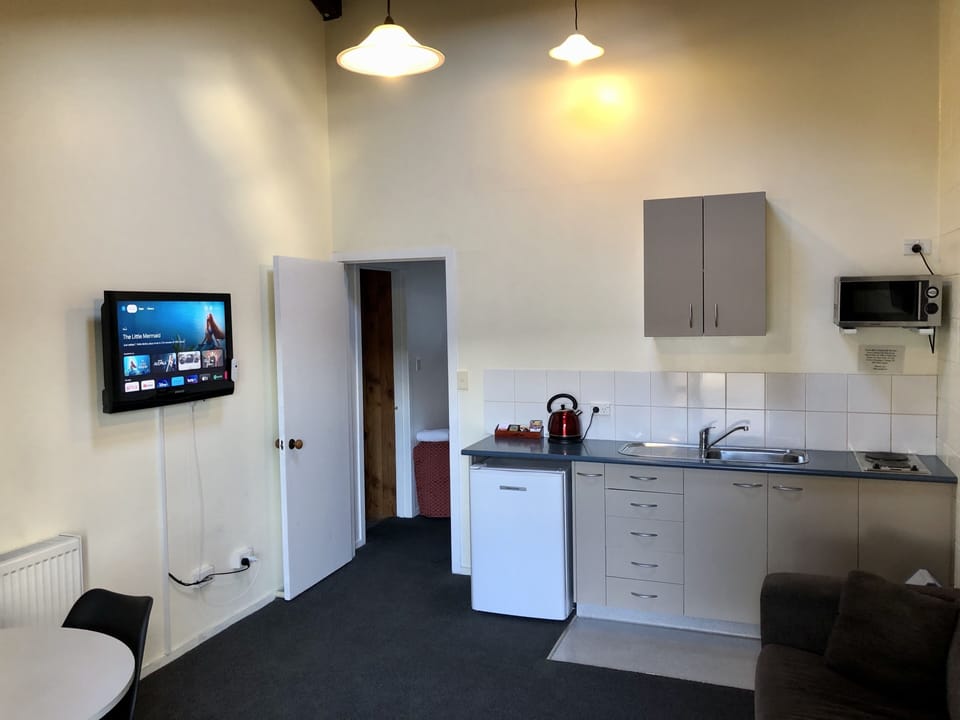 Standard Suite, 1 Bedroom, Kitchenette (Unit) | Private kitchen | Electric kettle