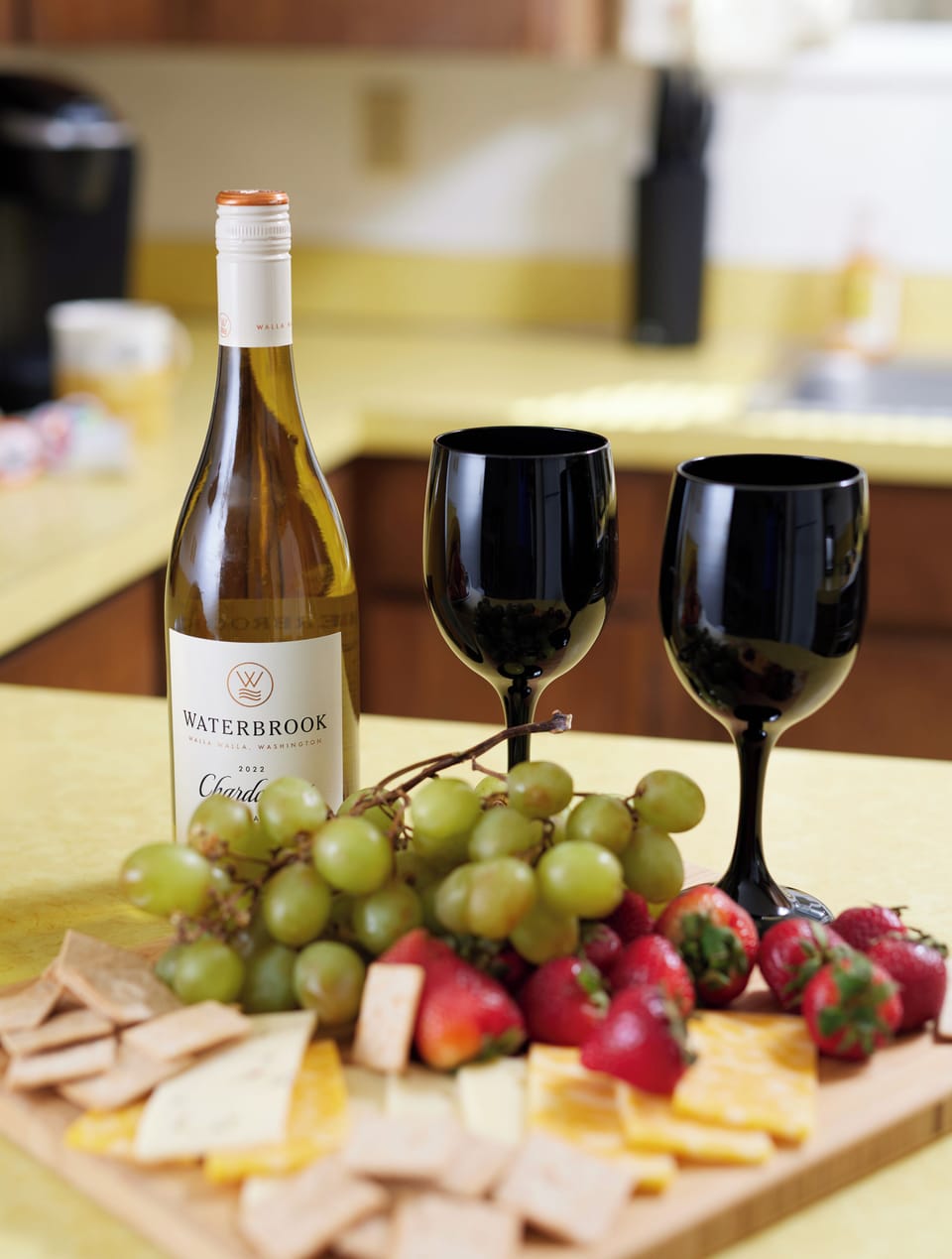 A simple wine and snack setup for slow evenings and easy unwinding.