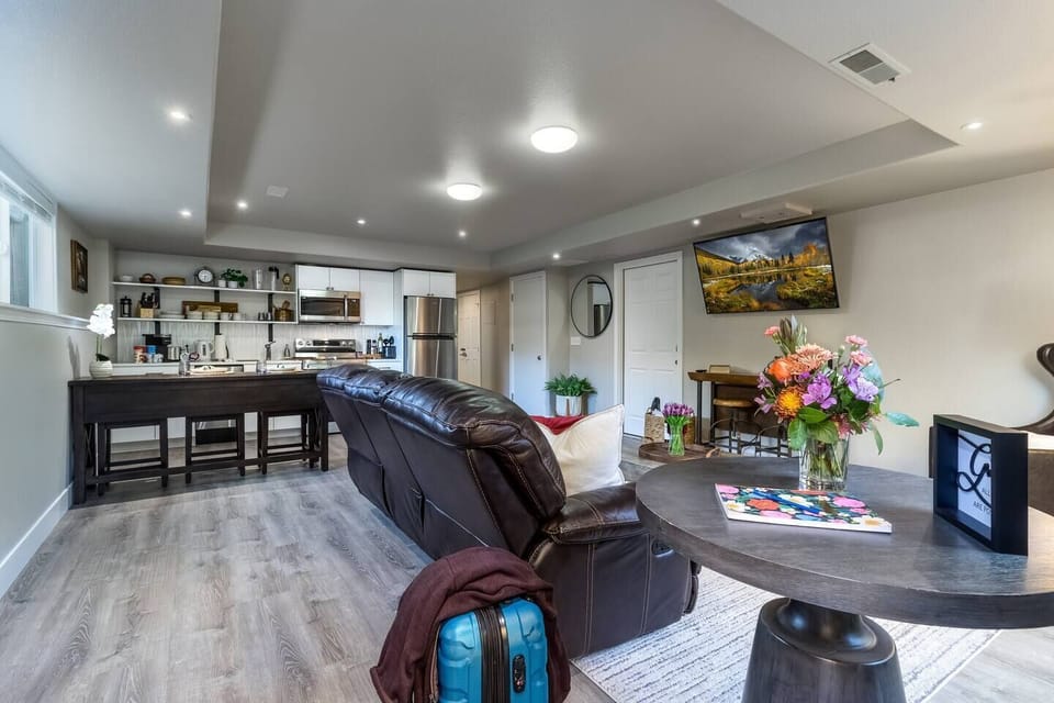 A beautiful open space to relax and recharge! Smart TV, reclining sofa, sitting bar with charging station.
