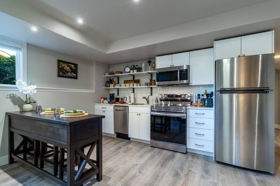 Compact yet efficient! This small studio kitchen offers everything you need: a mini dishwasher, fridge, stove, and bar seating. The added bonus is a dedicated coffee bar, perfect for brewing your favorite morning blend in a cozy, functional space.