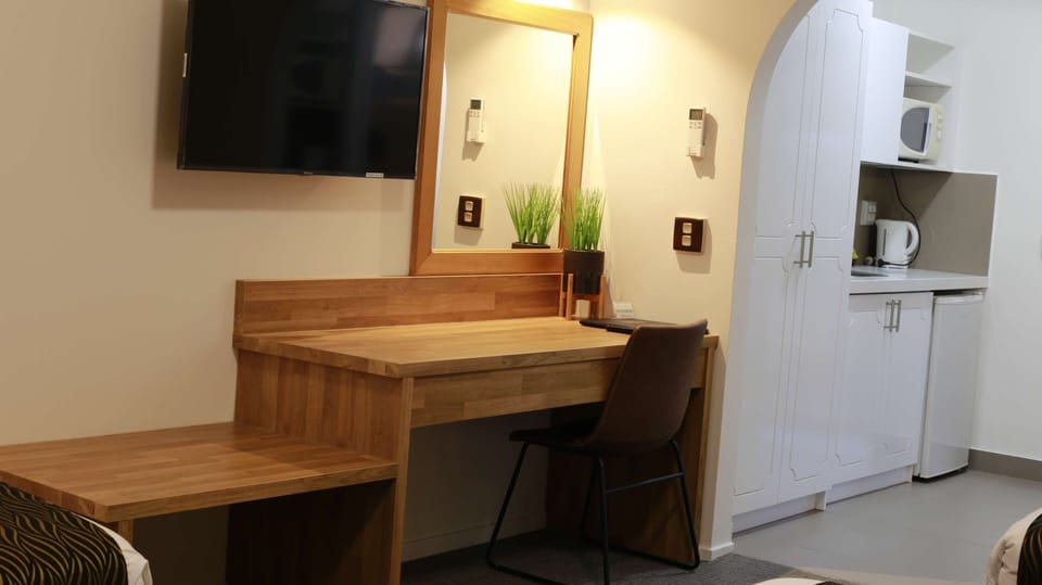 Deluxe Triple Room, 1 Bedroom, Kitchenette | Private kitchen | Microwave, coffee/tea maker, electric kettle, toaster