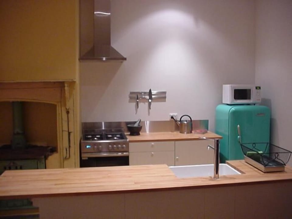 Full-size fridge, microwave, oven, stovetop