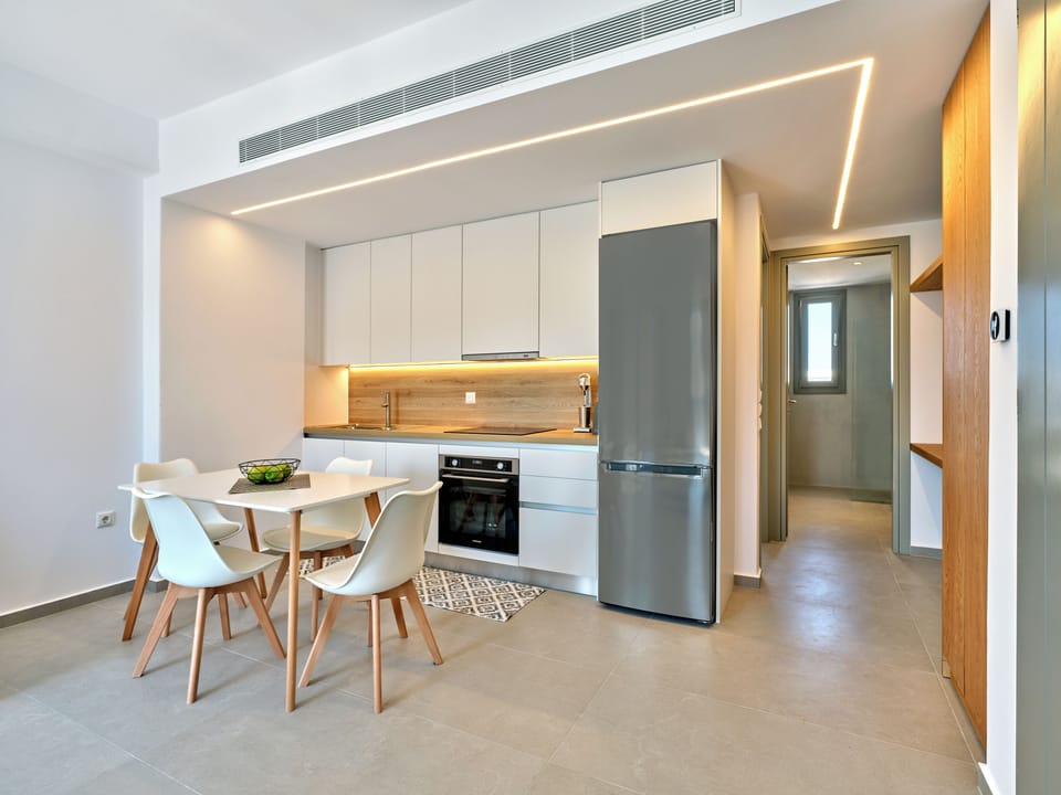 Deluxe Apartment | Private kitchen | Full-size fridge, oven, stovetop, electric kettle