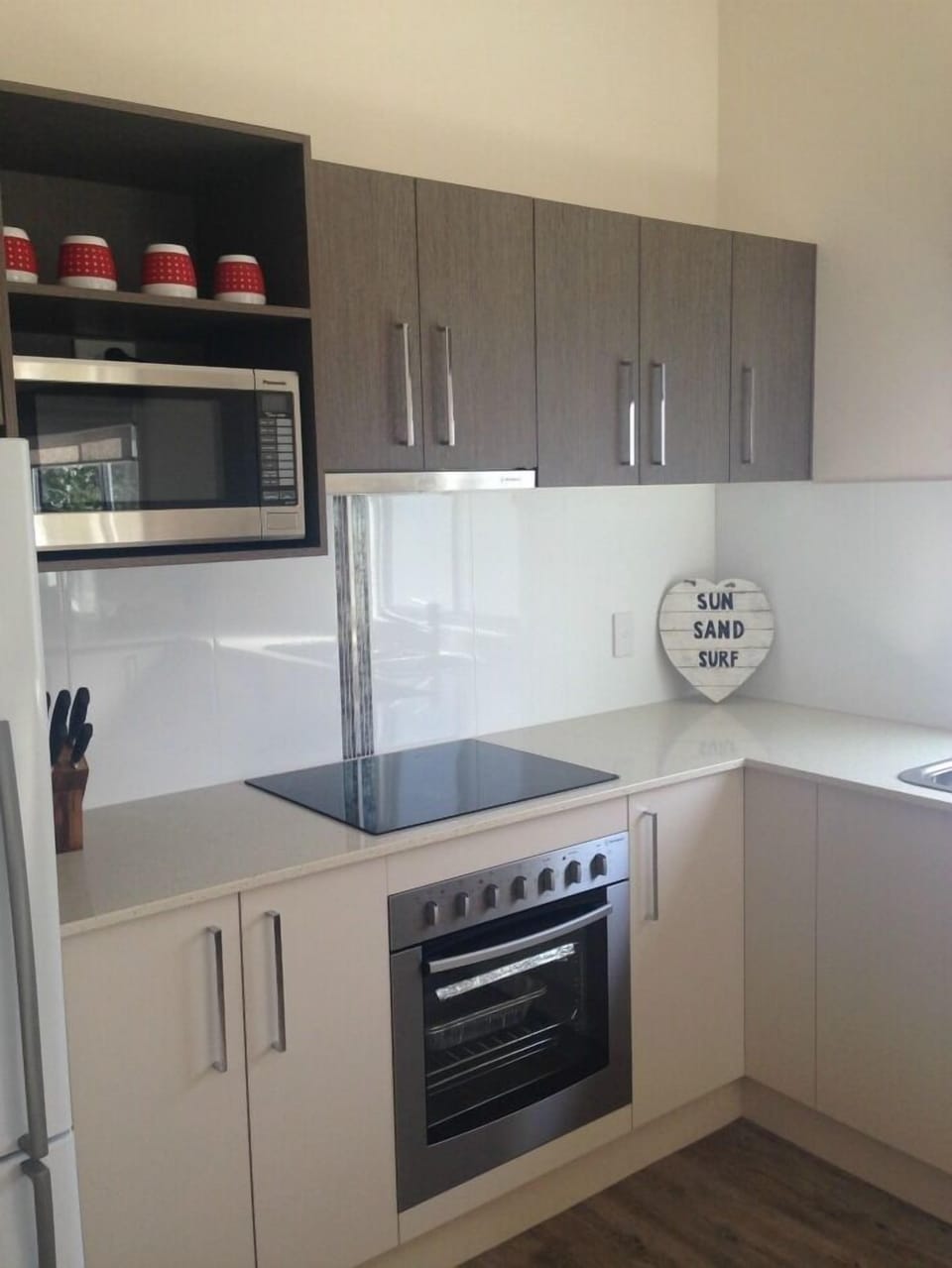 Beach house | Private kitchen | Full-size fridge, microwave, coffee/tea maker, electric kettle