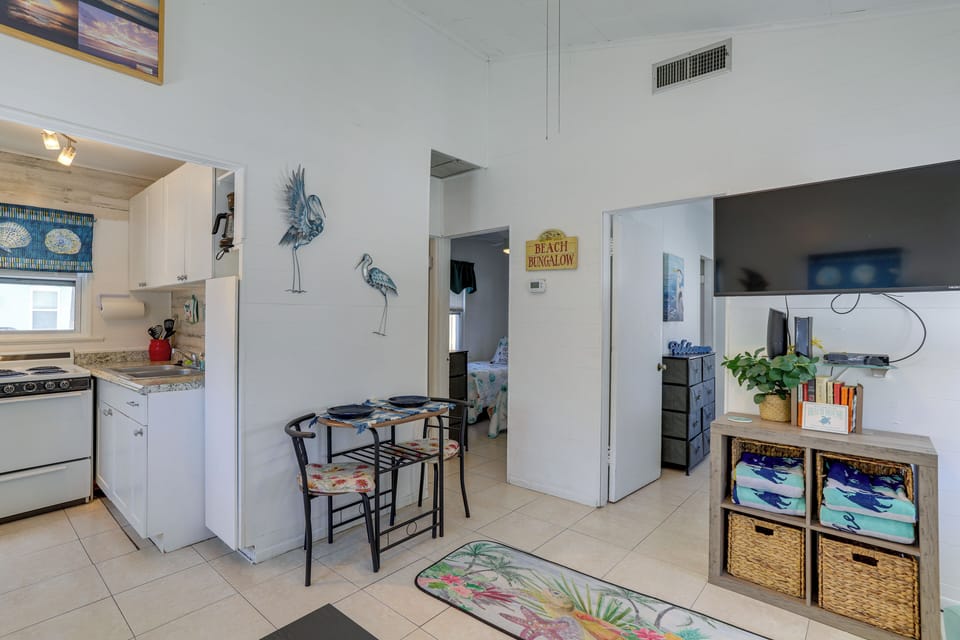 Dining Area | Dishware & Flatware Provided