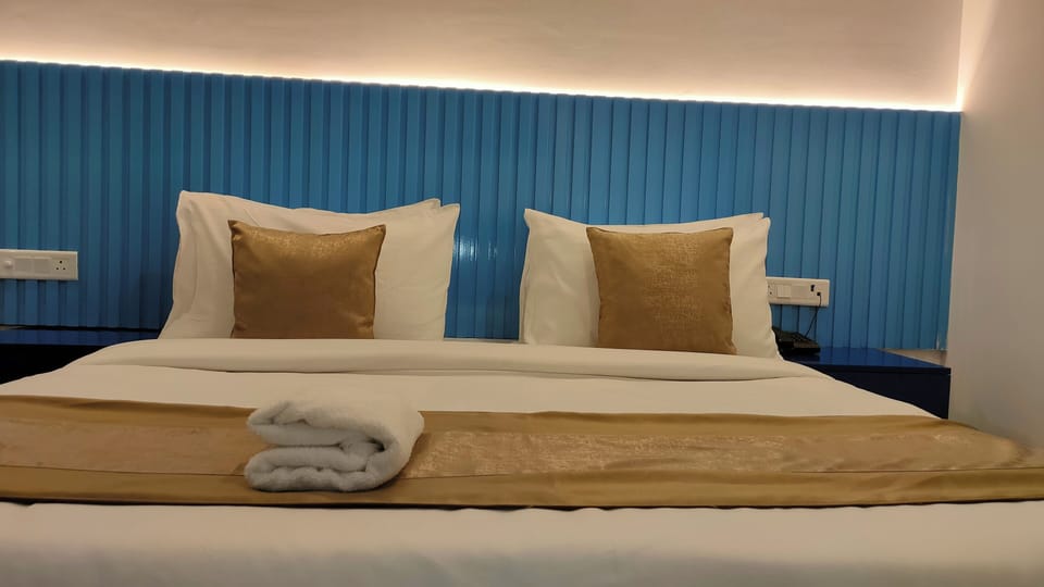 Deluxe Room | In-room safe, desk, laptop workspace, blackout drapes