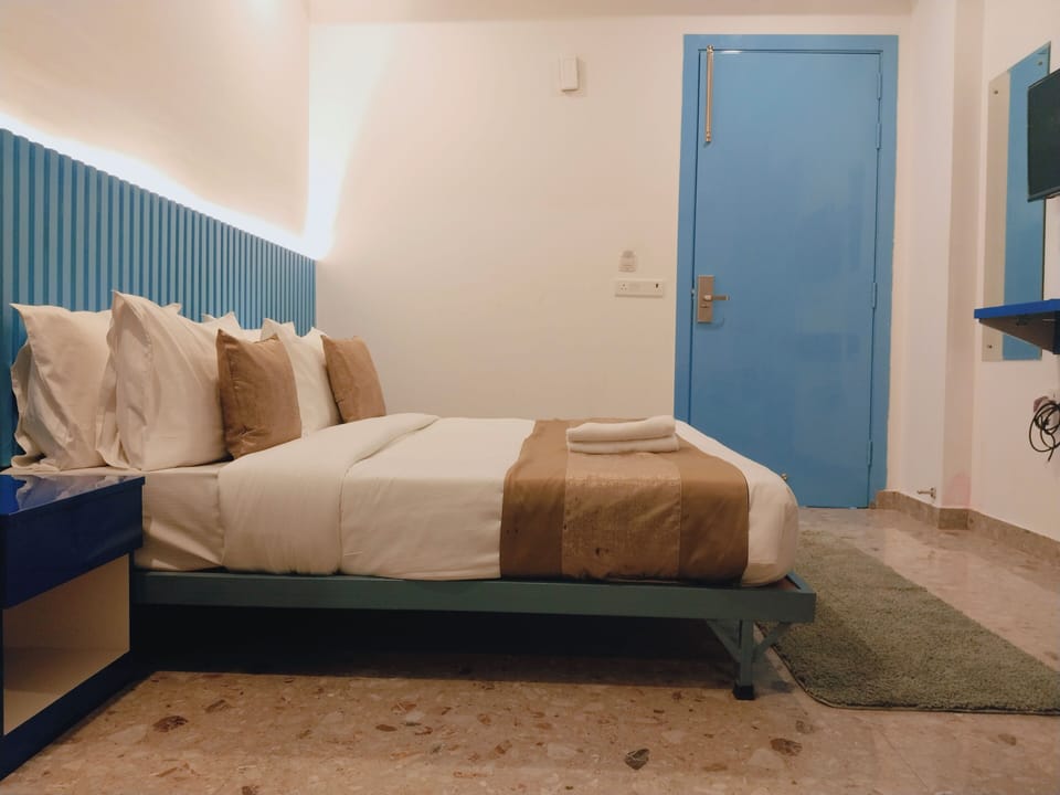 Deluxe Room | In-room safe, desk, laptop workspace, blackout drapes