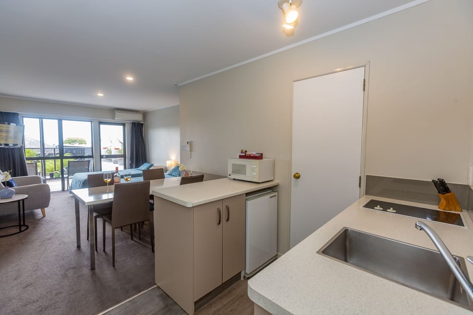 Superior Apartment, 1 Bedroom, Non Smoking, Partial Lake View | Private kitchen | Fridge, microwave, coffee/tea maker, electric kettle