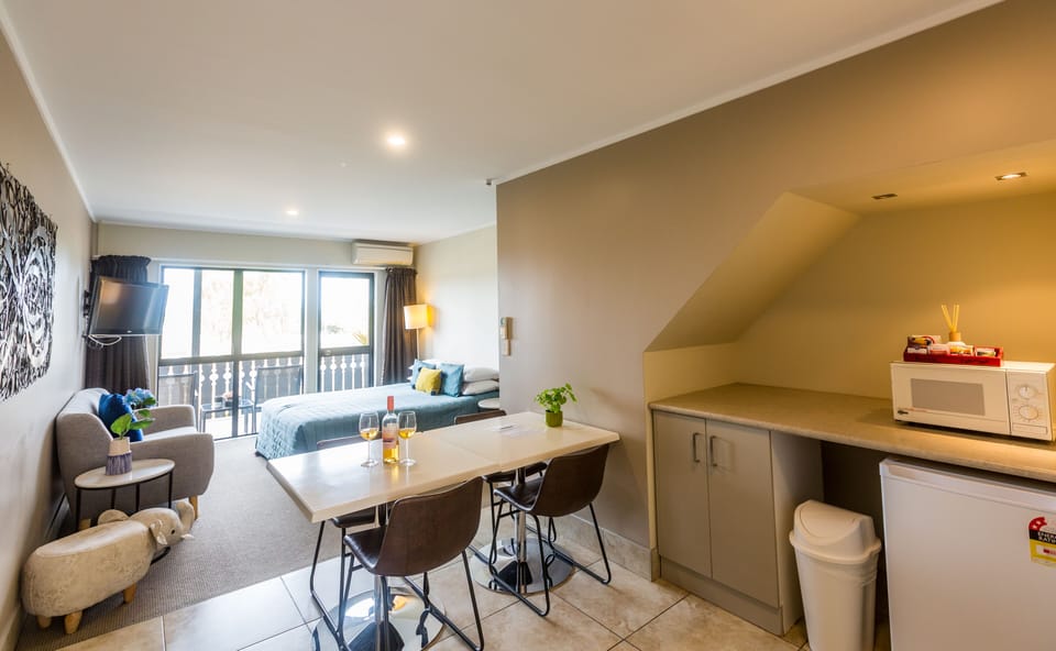 Family Apartment, 2 Bedrooms, Non Smoking, Lake View | Private kitchen | Fridge, microwave, coffee/tea maker, electric kettle