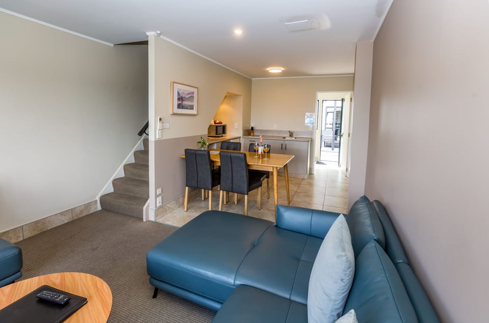 Premier Apartment, 2 Bedrooms, Non Smoking, Lake View | Living area | TV