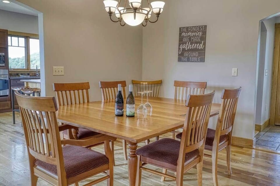 Share a meal with the group after an exciting day on the slopes or the golf course