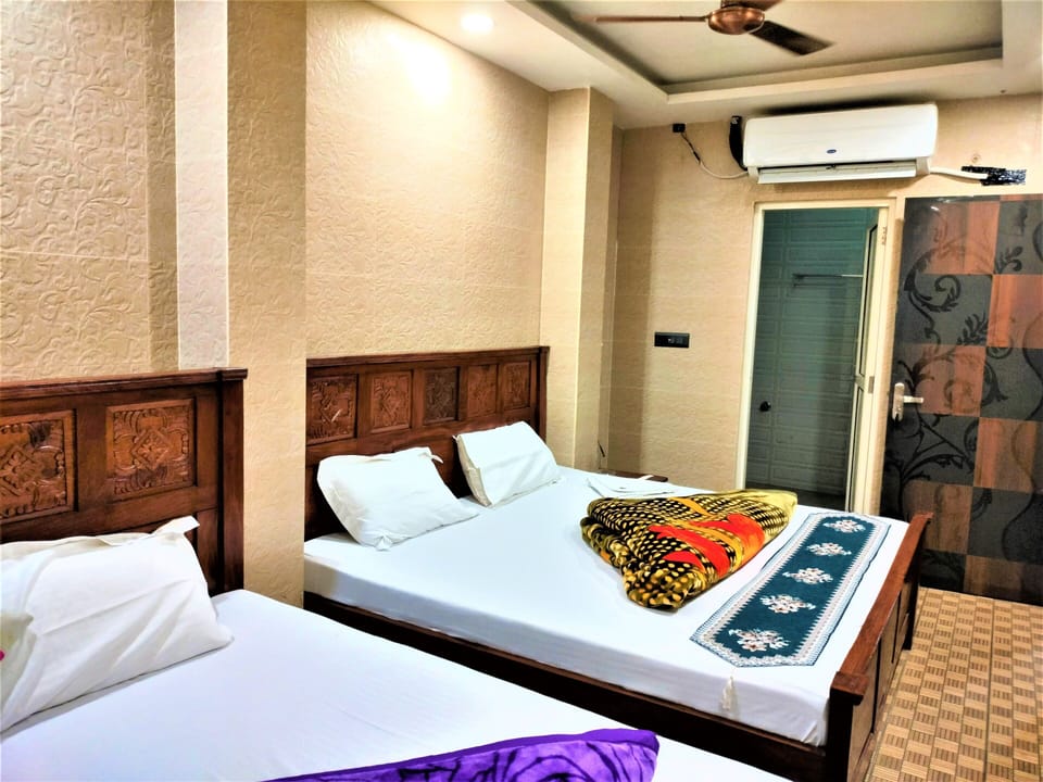 Family Quadruple Room | Desk, free WiFi