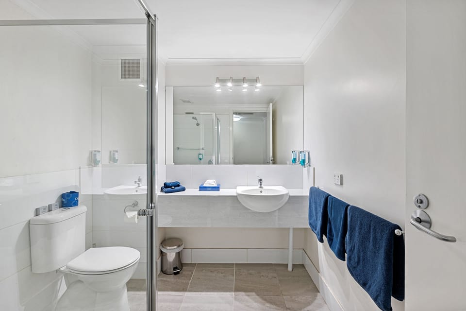 Standard room | Bathroom | Free toiletries, hair dryer, towels
