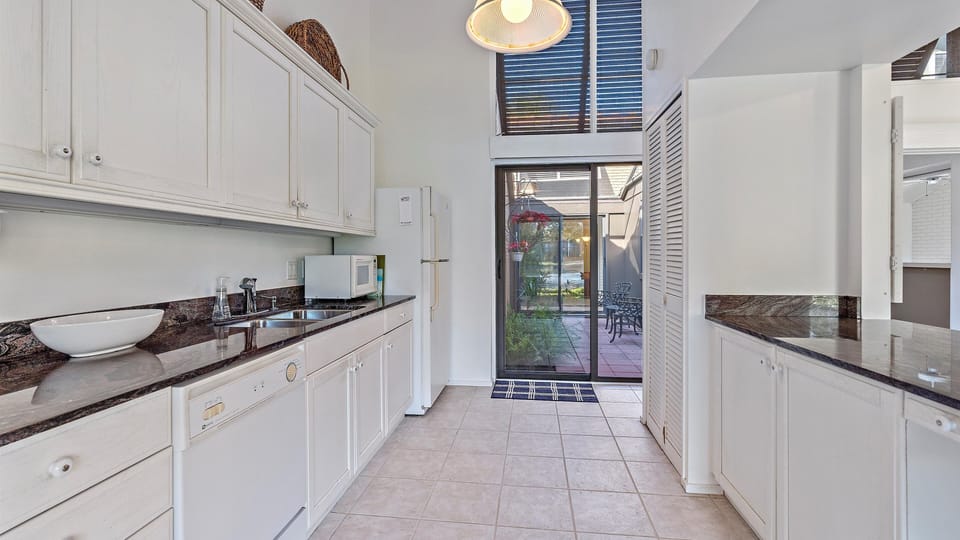 Condo, 2 Bedrooms | Private kitchen | Fridge, oven, coffee/tea maker, toaster