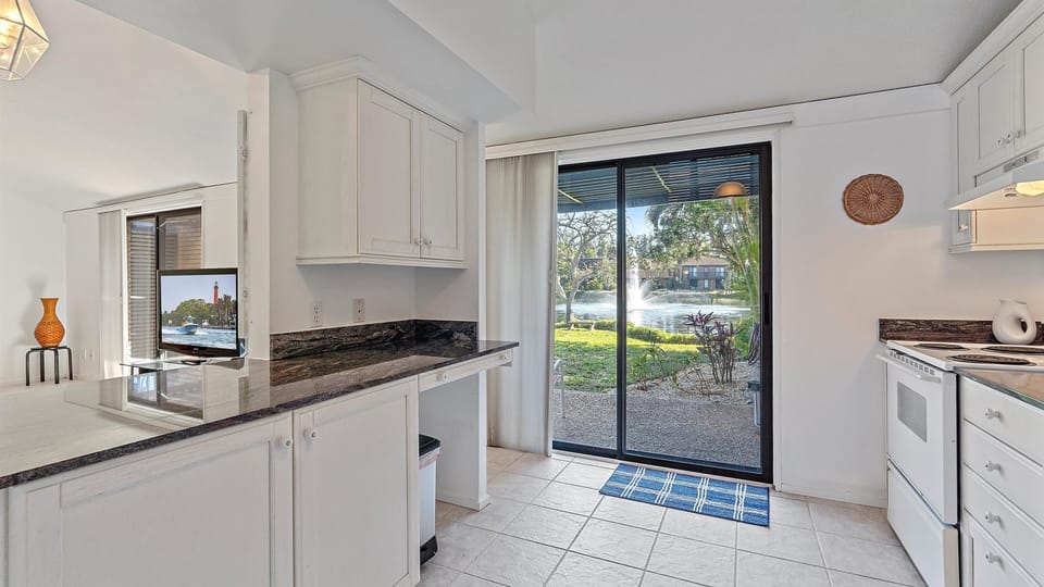 Condo, 2 Bedrooms | Private kitchen | Fridge, oven, coffee/tea maker, toaster