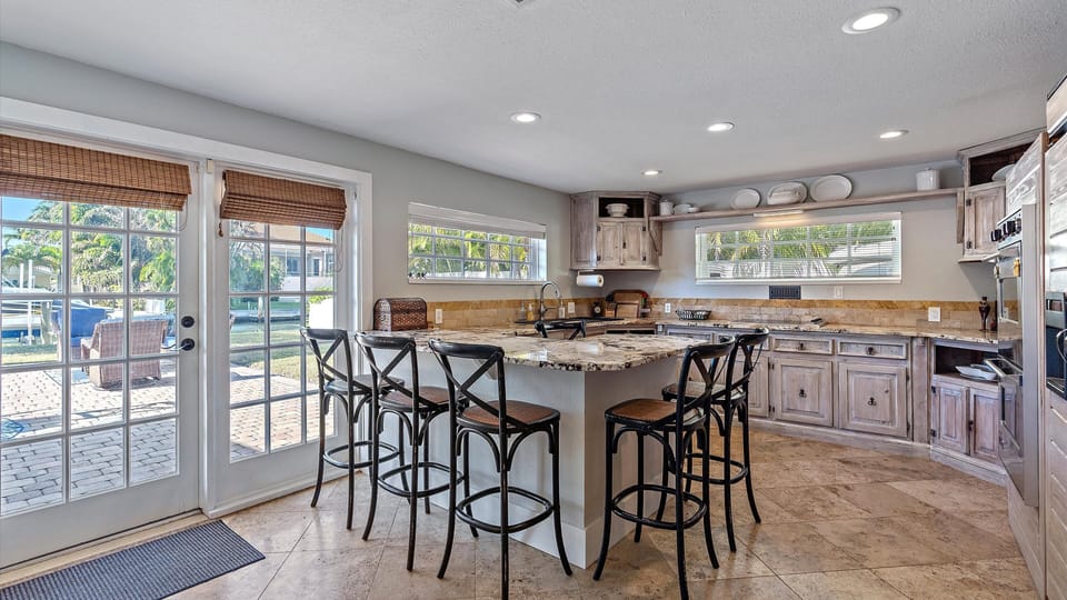 House, 4 Bedrooms | Private kitchen | Coffee/tea maker, fridge, oven, toaster