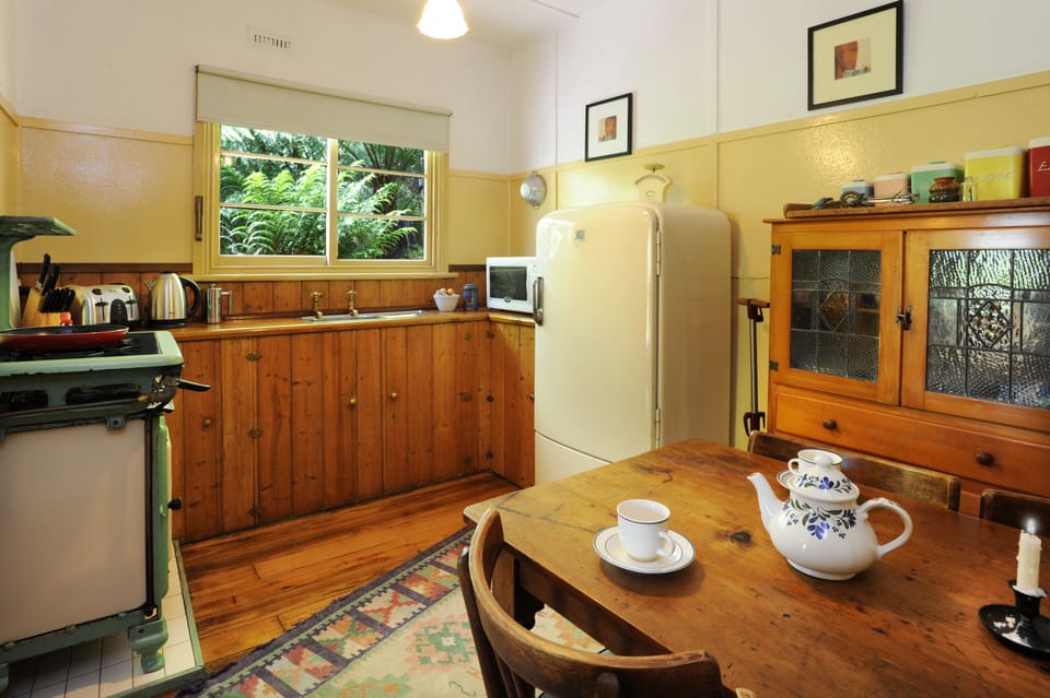Garden Retreat Cottage | Private kitchen | Electric kettle, toaster, cookware/dishes/utensils