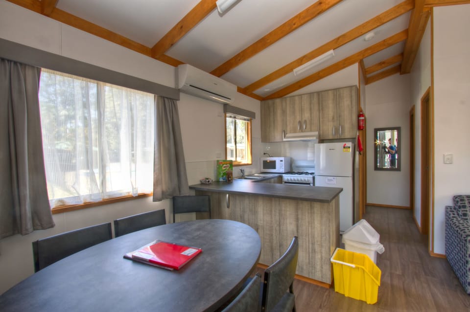 Deluxe Cabin, 2 Bedrooms, Kitchen | Private kitchen | Fridge, electric kettle, toaster, dining table