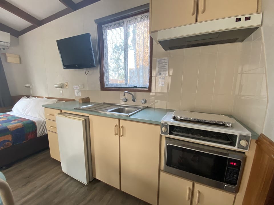Economy Cabin, 1 Bedroom, Kitchen | Private kitchenette | Fridge, electric kettle, toaster, dining table