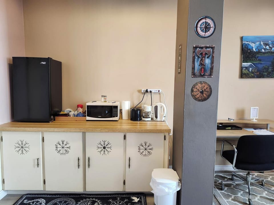 Traditional Studio Suite | Private kitchenette | Full-size fridge, microwave, stovetop, coffee/tea maker