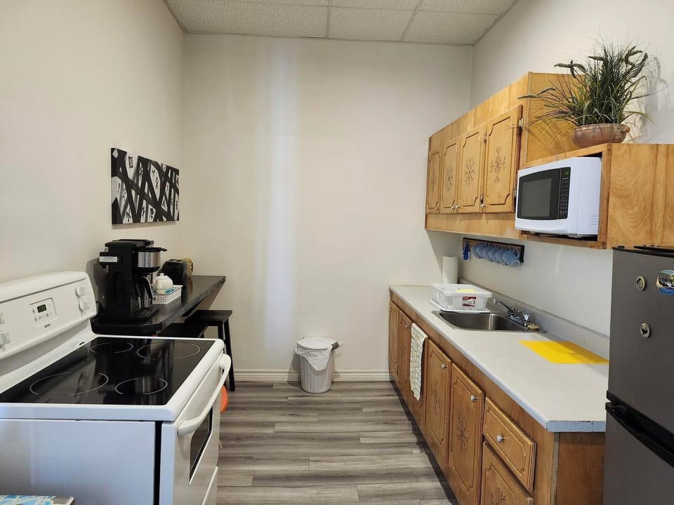 Family Suite, Multiple Beds, Kitchen | Private kitchen | Full-size fridge, microwave, stovetop, coffee/tea maker