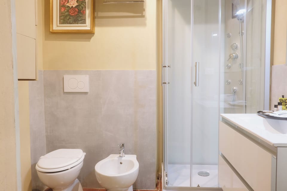 Deluxe Room | Bathroom | Combined shower/tub, hair dryer, bathrobes, slippers