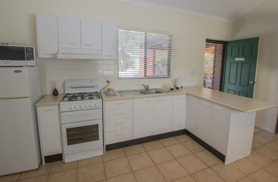 Coffee/tea maker, full-size fridge, microwave, stovetop