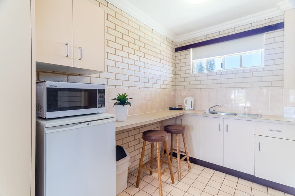 Deluxe Room (Standard Motel Unit) | Private kitchen | Coffee/tea maker, microwave, electric kettle, toaster