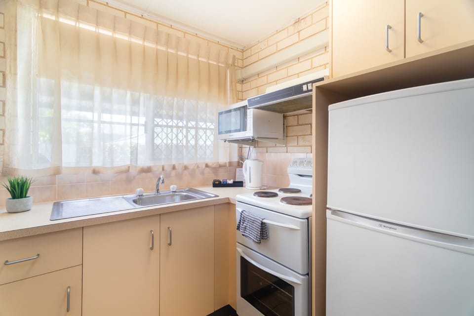 Apartment, 1 Bedroom (Unit) | Private kitchen | Coffee/tea maker, microwave, electric kettle, toaster