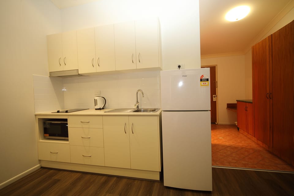 Executive Spa Suite | Private kitchenette | Coffee/tea maker, electric kettle