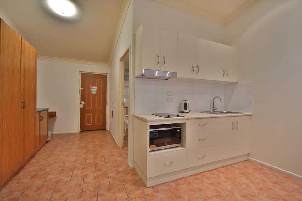 Executive Queen Room | Desk, laptop workspace, iron/ironing board, individually furnished