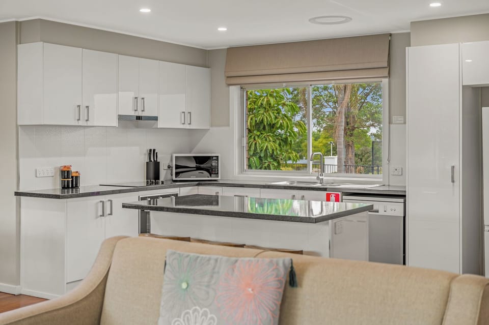 Duplex, 2 Bedrooms, Non Smoking, Kitchen | Private kitchen | Coffee/tea maker, mini-fridge, shared microwave, electric kettle